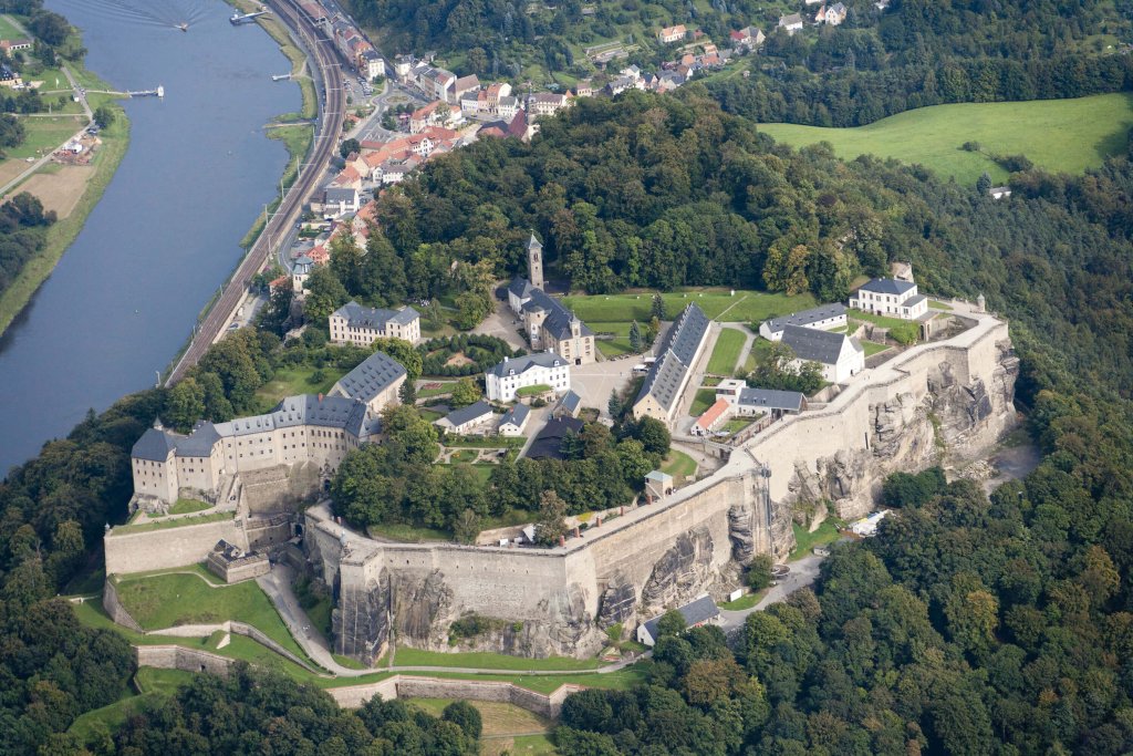 Tsebelda fortress. Крепость Кёнигштайн. Саксонская Швейцария замок Кенигштайн. Кёнигштайн Гессен вайн.